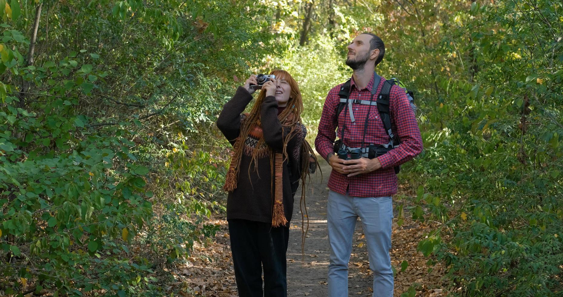 pareja de viajeros en el bosque de otoño foto