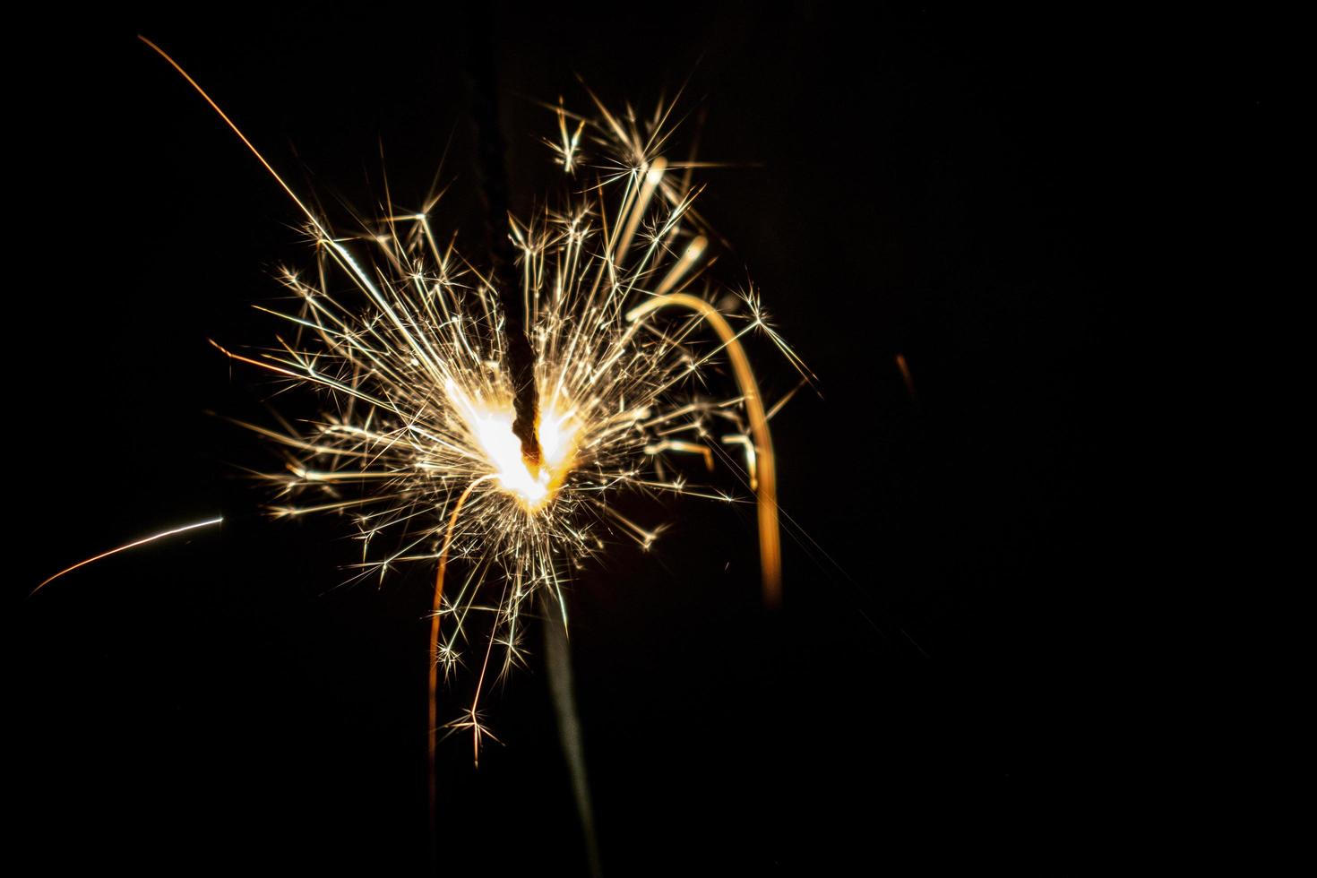 Bengala ardiente sobre fondo negro foto