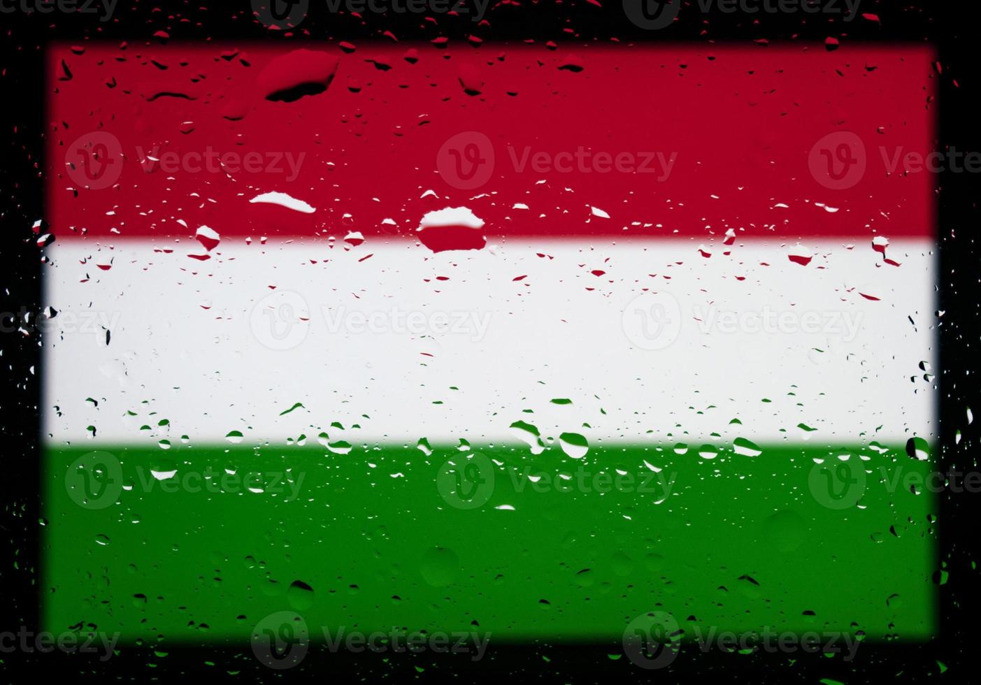 gotas de agua en el fondo de la bandera de Hungría. poca profundidad de campo. enfoque selectivo. tonificado. foto