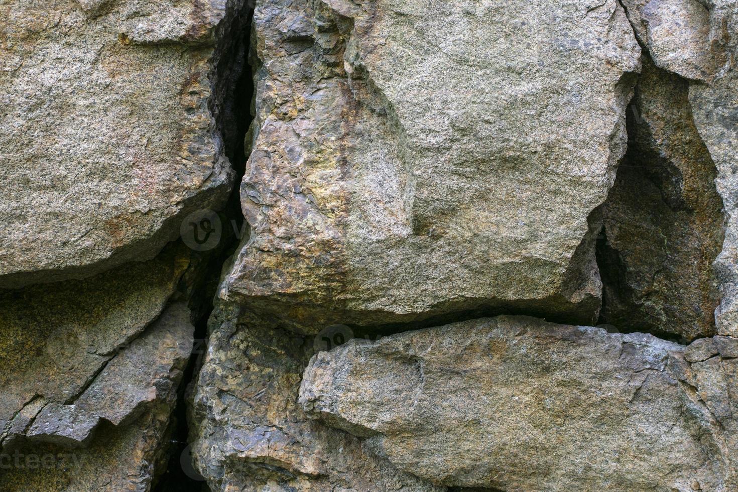 enormes rocas de granito. fragmento de una roca con adoquines foto