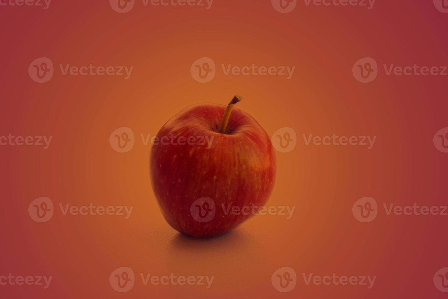 hermosa manzana roja sobre un fondo transparente de superalimento foto