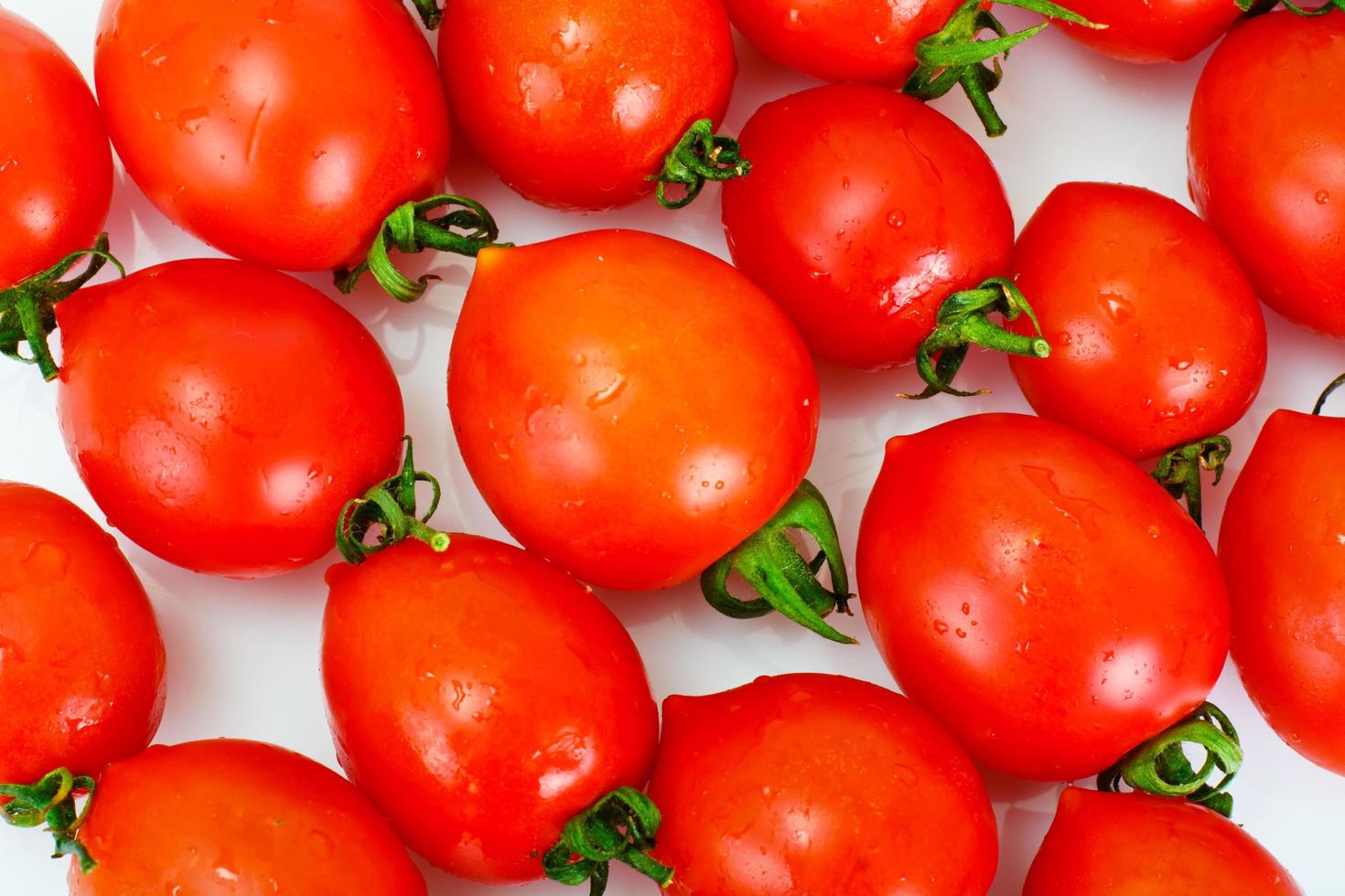 Tomates rojos aislados sobre un fondo blanco. foto