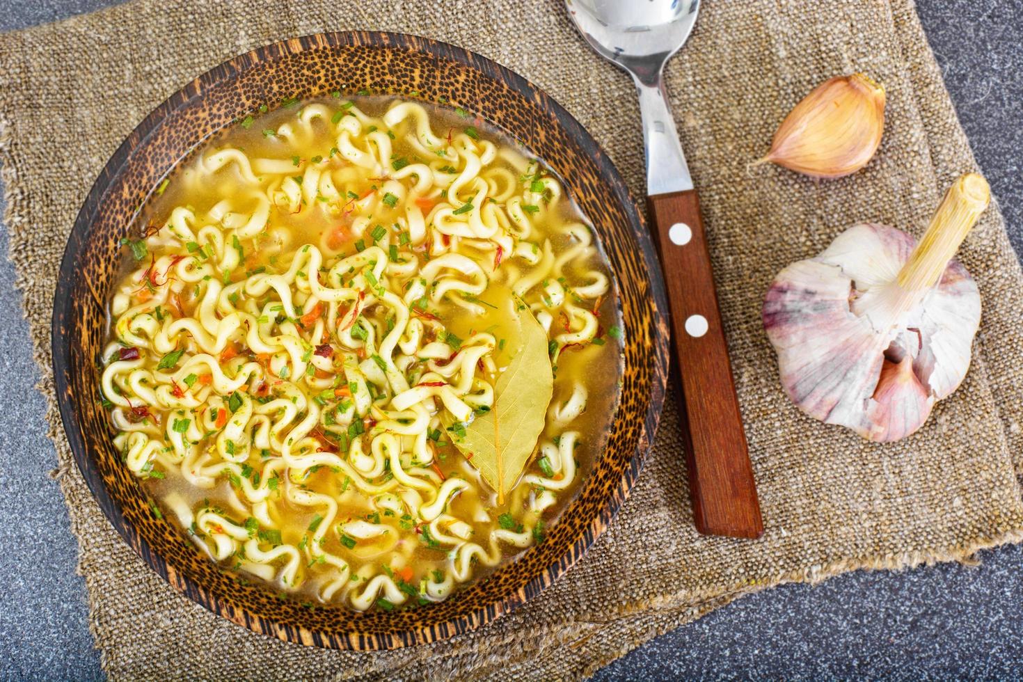 sabrosa sopa de pollo con fideos chinos foto