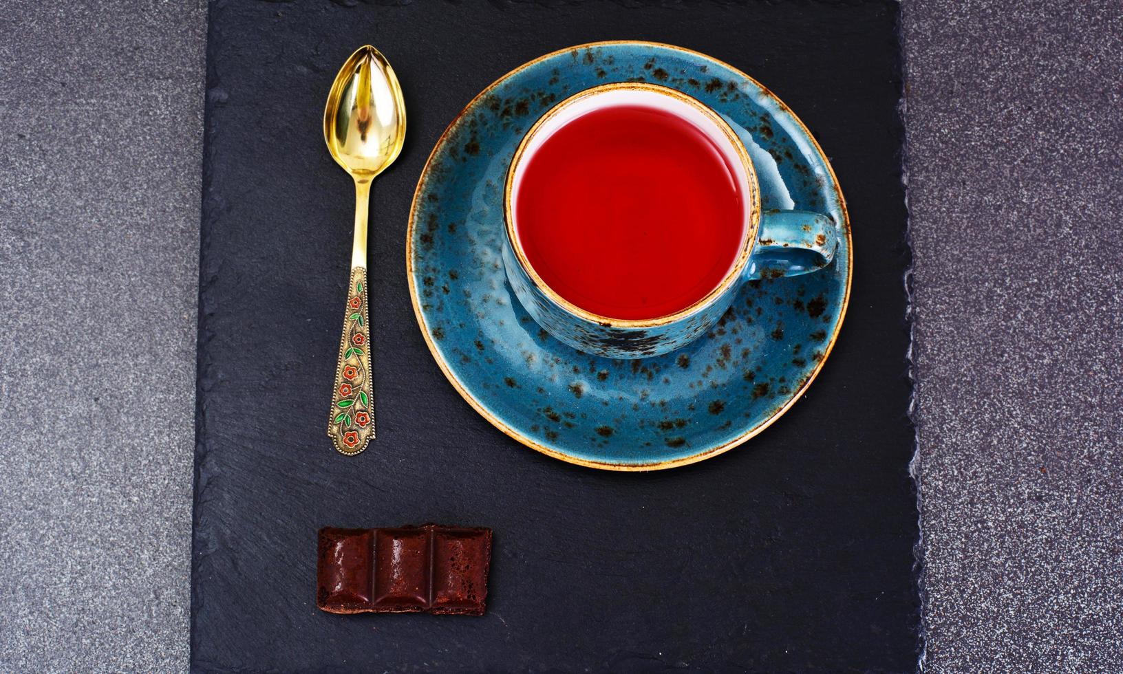 té rojo en taza hermosa foto