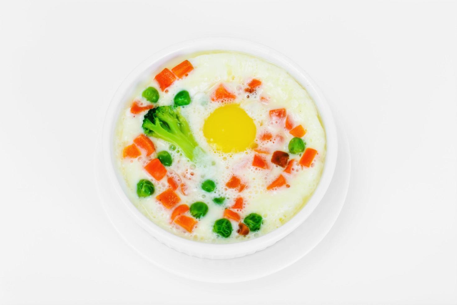 comida sana y dietética. huevos revueltos con verduras foto