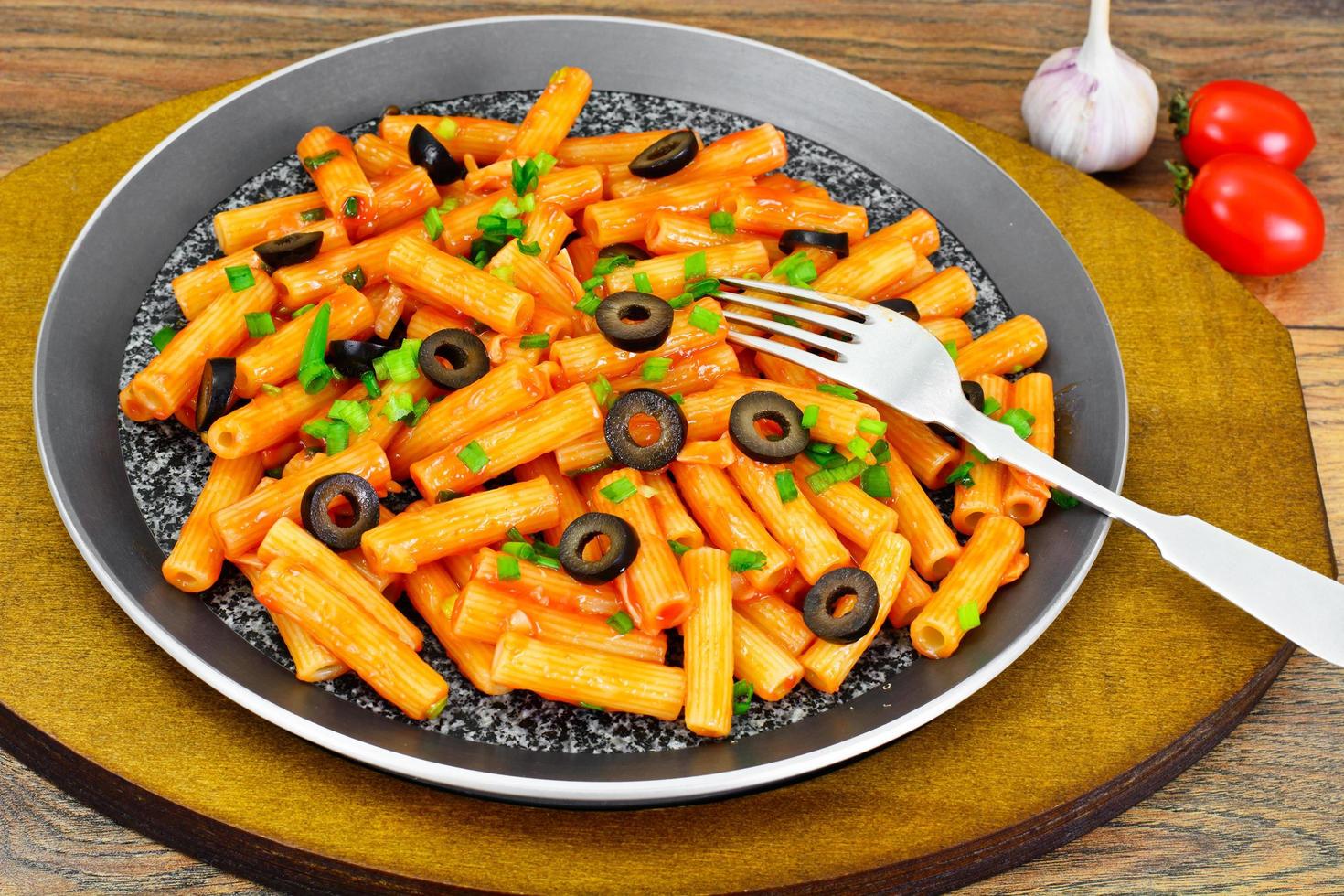 pasta con salsa de tomate ketchup, cebollas verdes y queso foto