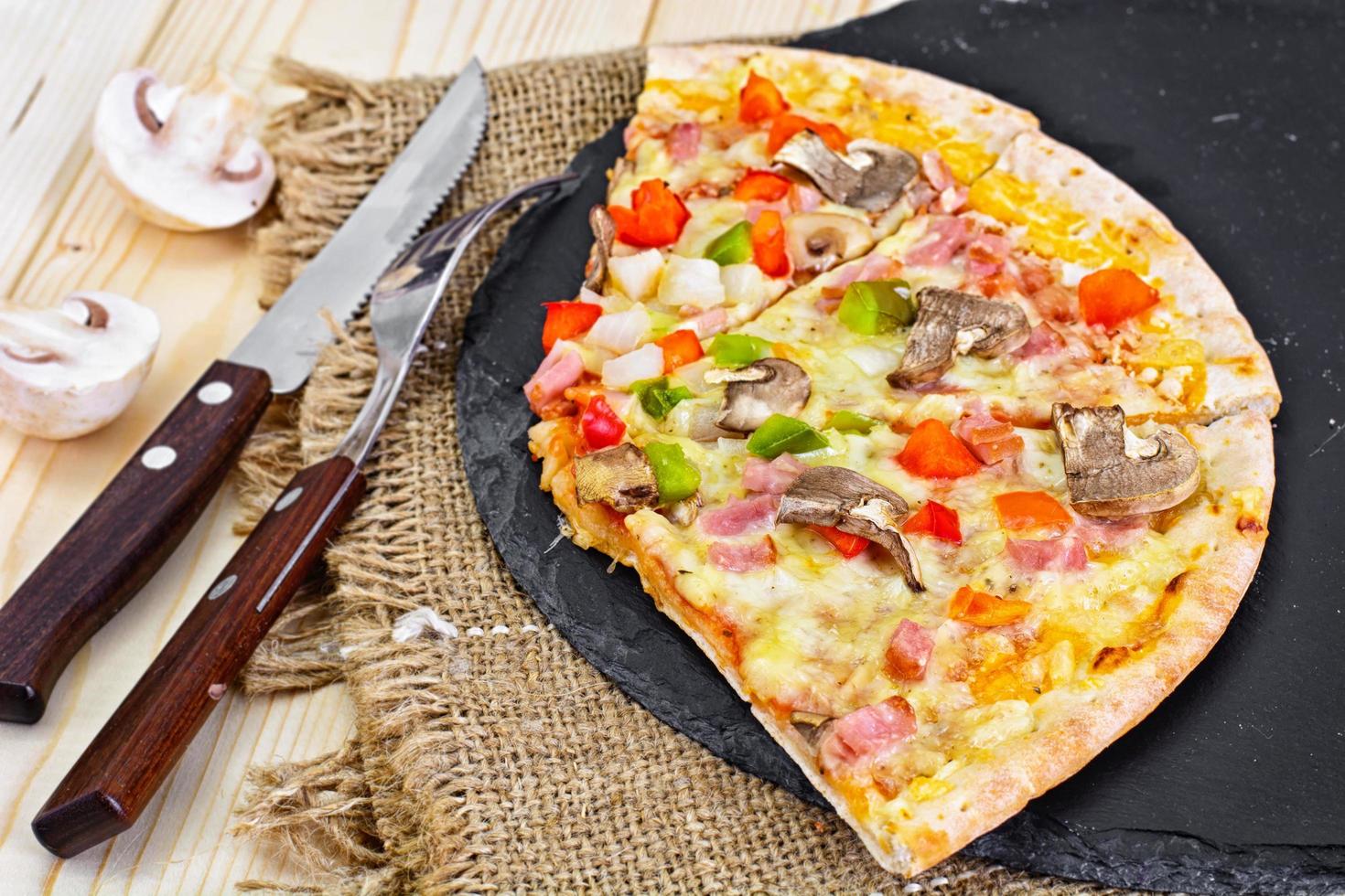 pizza con champiñones, pimientos y queso foto
