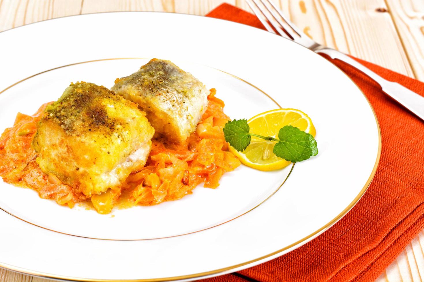 pescado en griego con cebolla y zanahoria foto