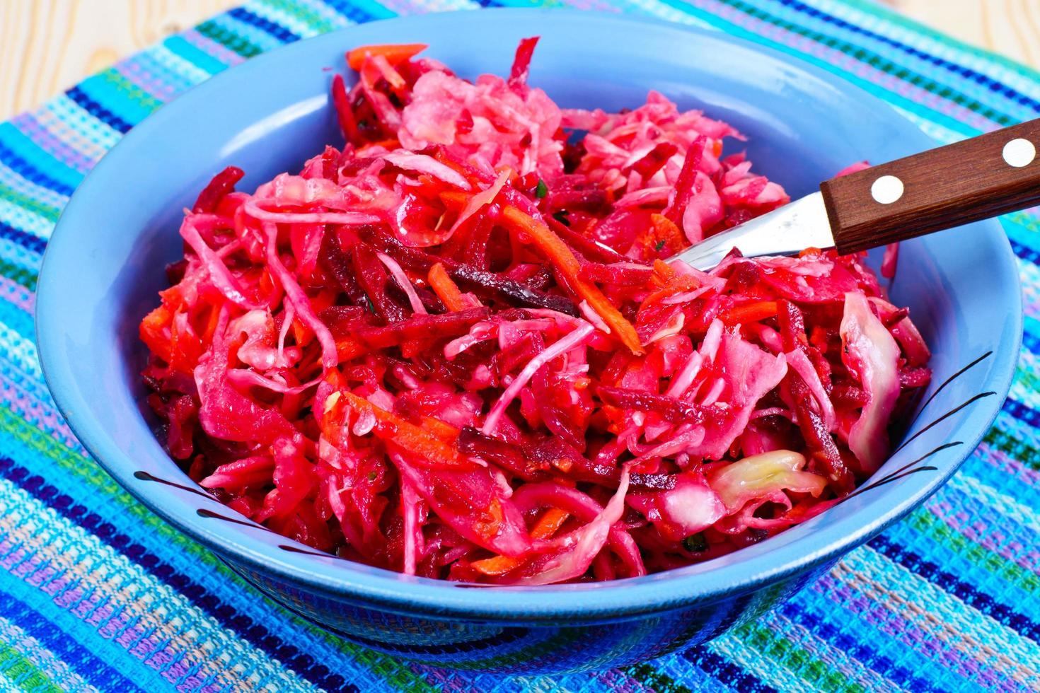 ensalada de remolacha, zanahoria, col y apio foto