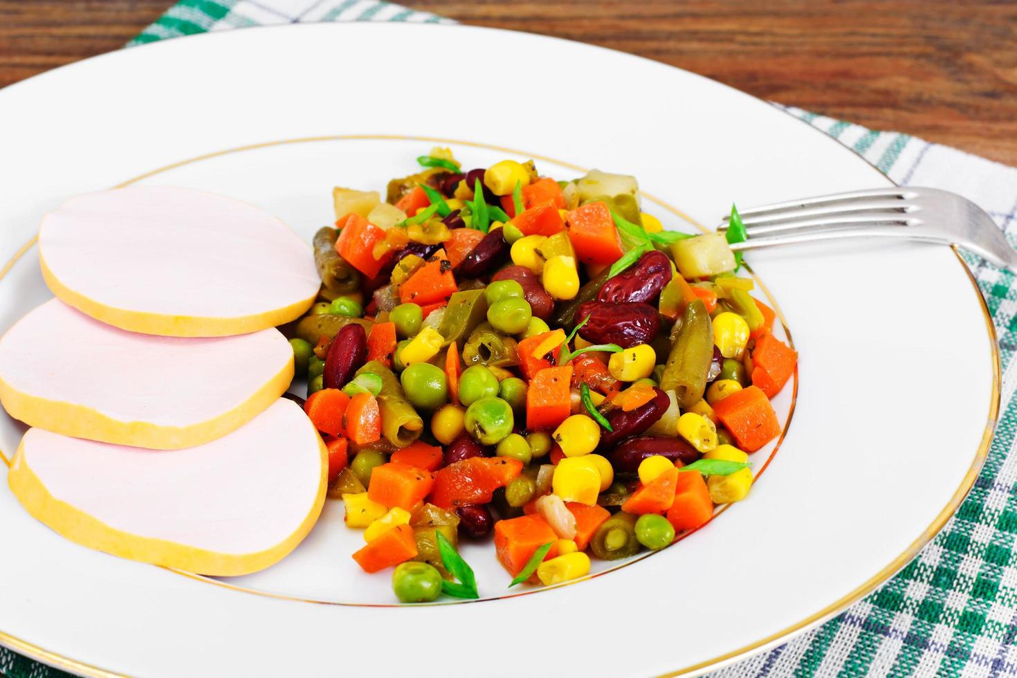 mezcla mexicana de verduras. tomates, frijoles, raíz de apio, verde b foto