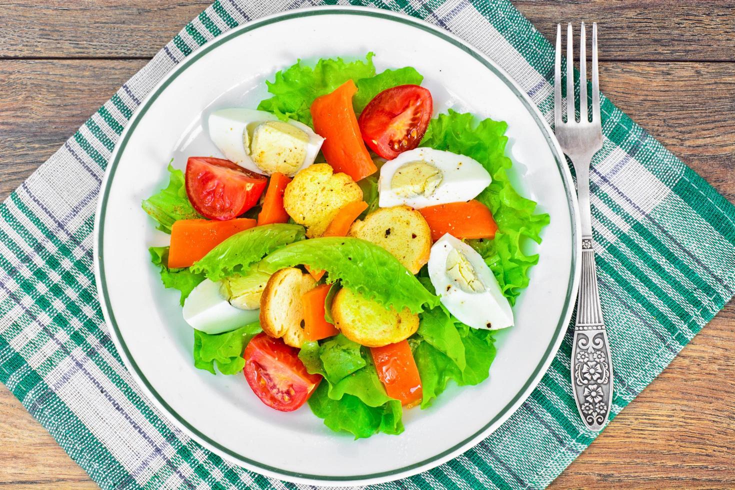 lechuga, tomate y pimiento dulce con huevo foto