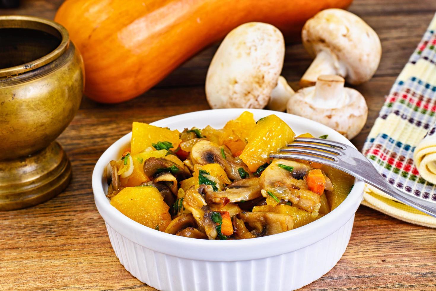 calabaza al horno con champiñones y verduras. comida vegetariana foto