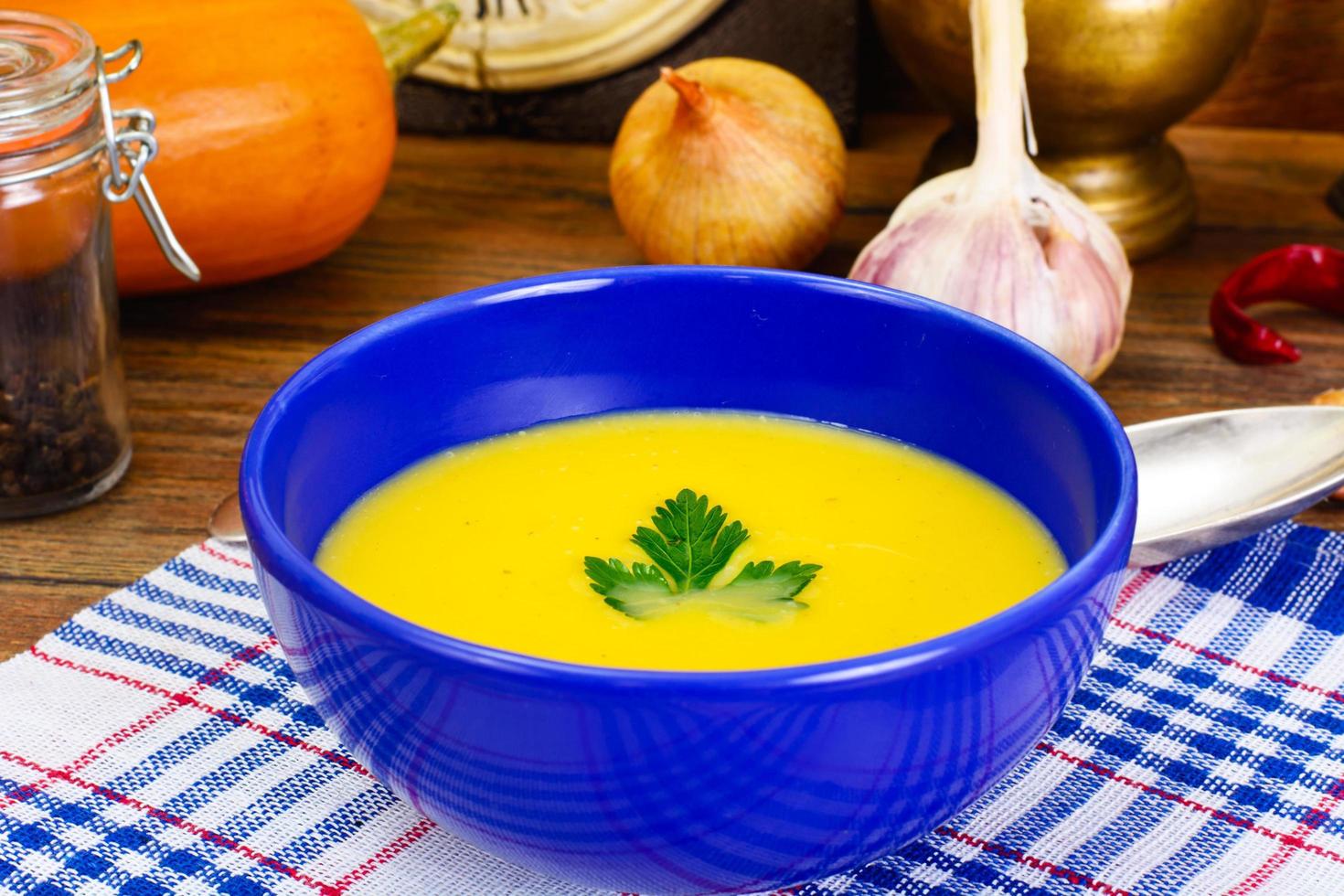 zanahoria, sopa de crema de calabaza con comida dietética de huevo foto