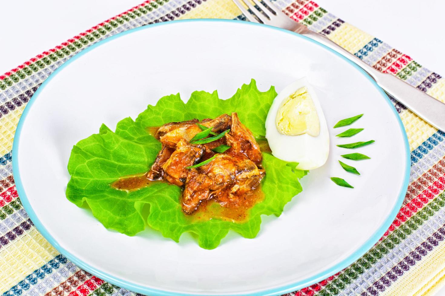 conservas de pescado con huevos sobre lechuga foto