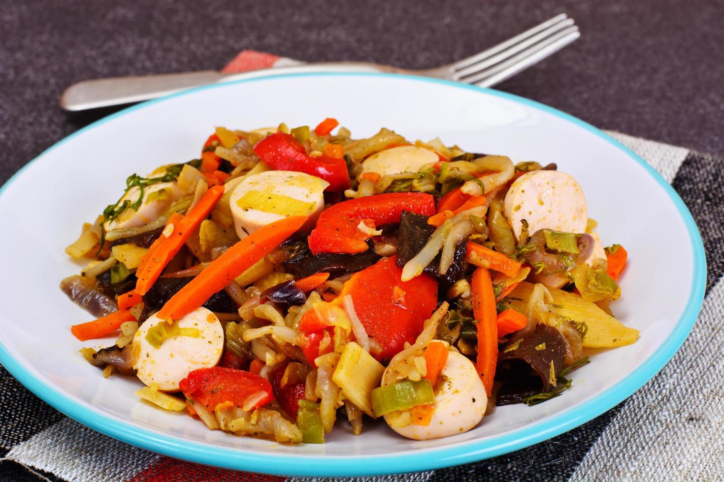 verduras en chino con salchichas foto