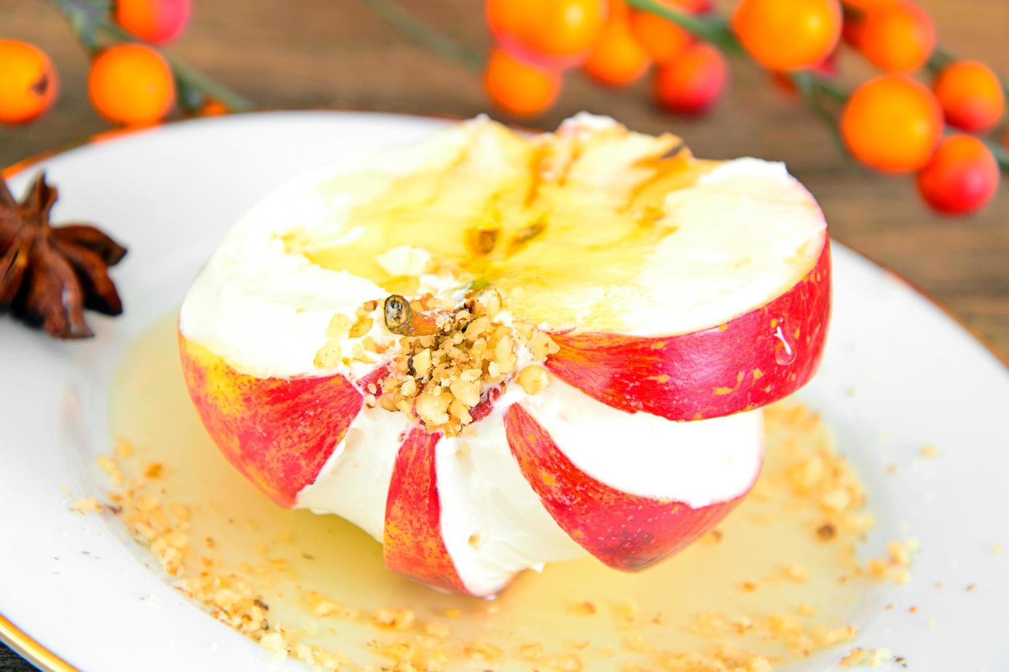 manzana rellena con queso crema alimento dietético foto