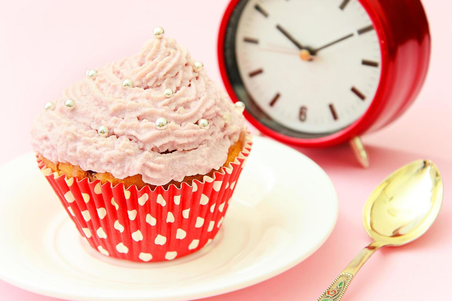 pastel con crema, cupcake sobre fondo rosa. foto