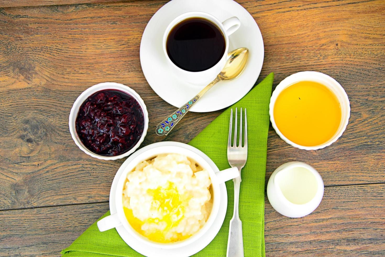 gachas de arroz con mantequilla dulce, mermelada y café foto