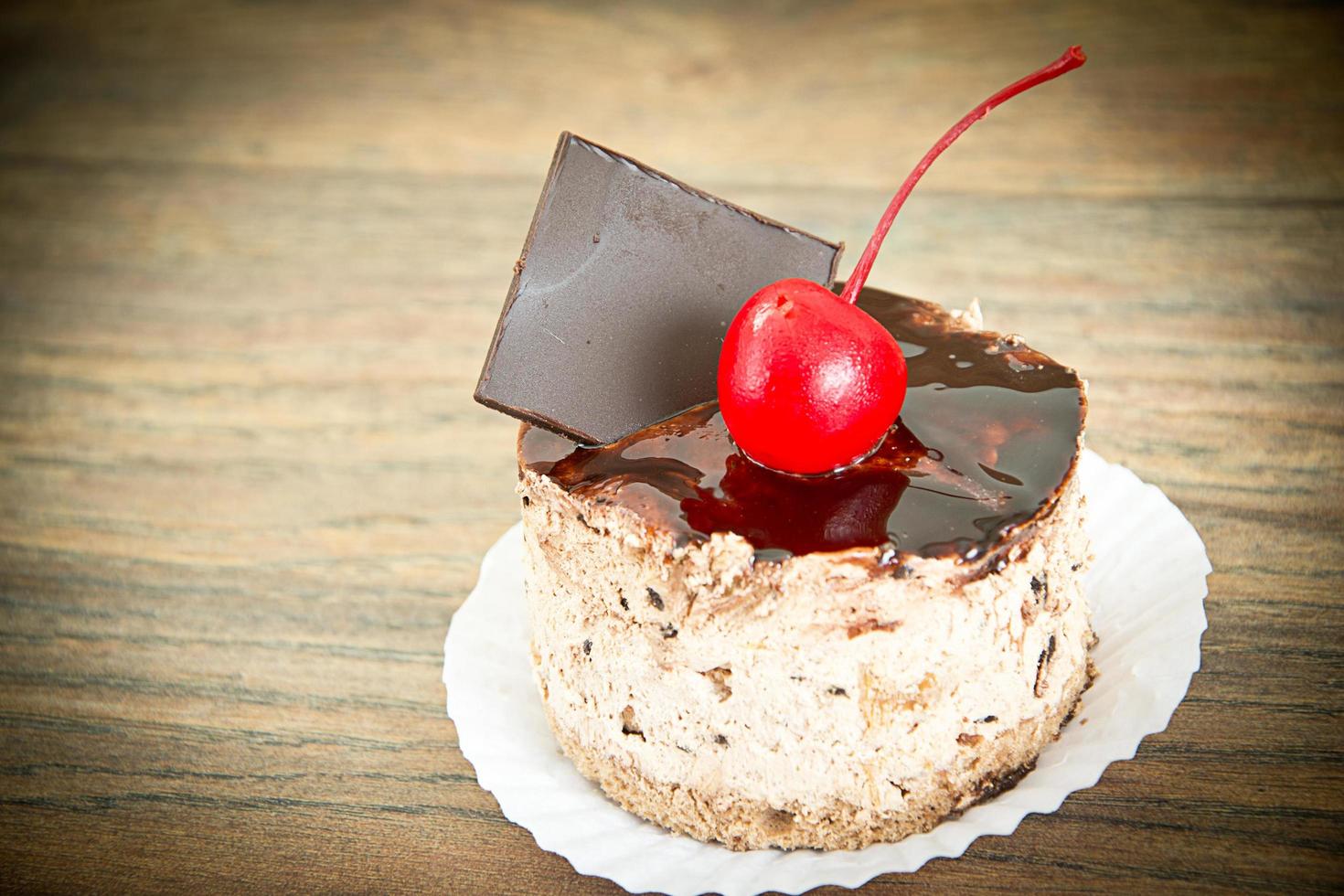 pastel de frutas con chocolate y cereza foto