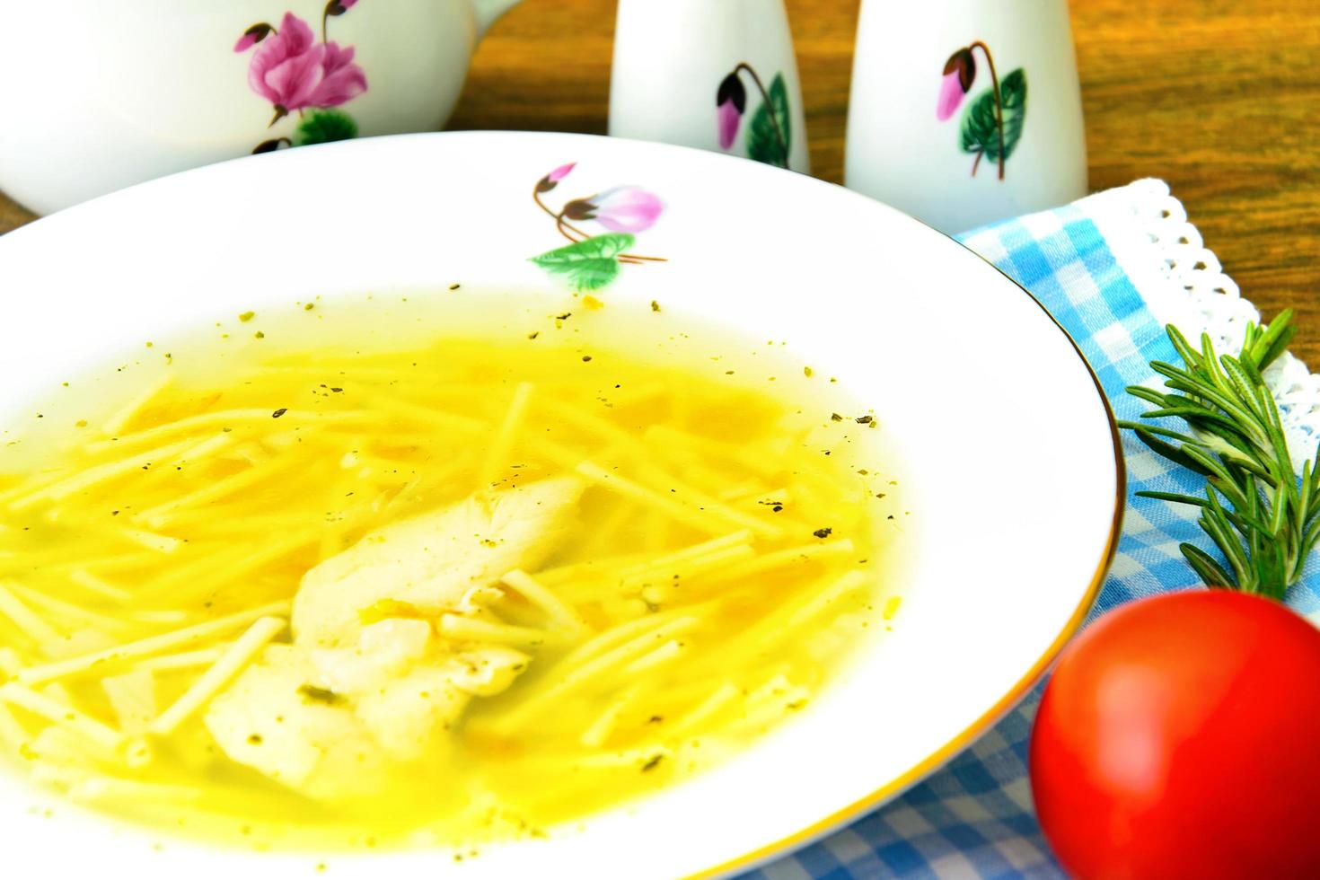 Sopa dietética de caldo de pollo con perejil. foto