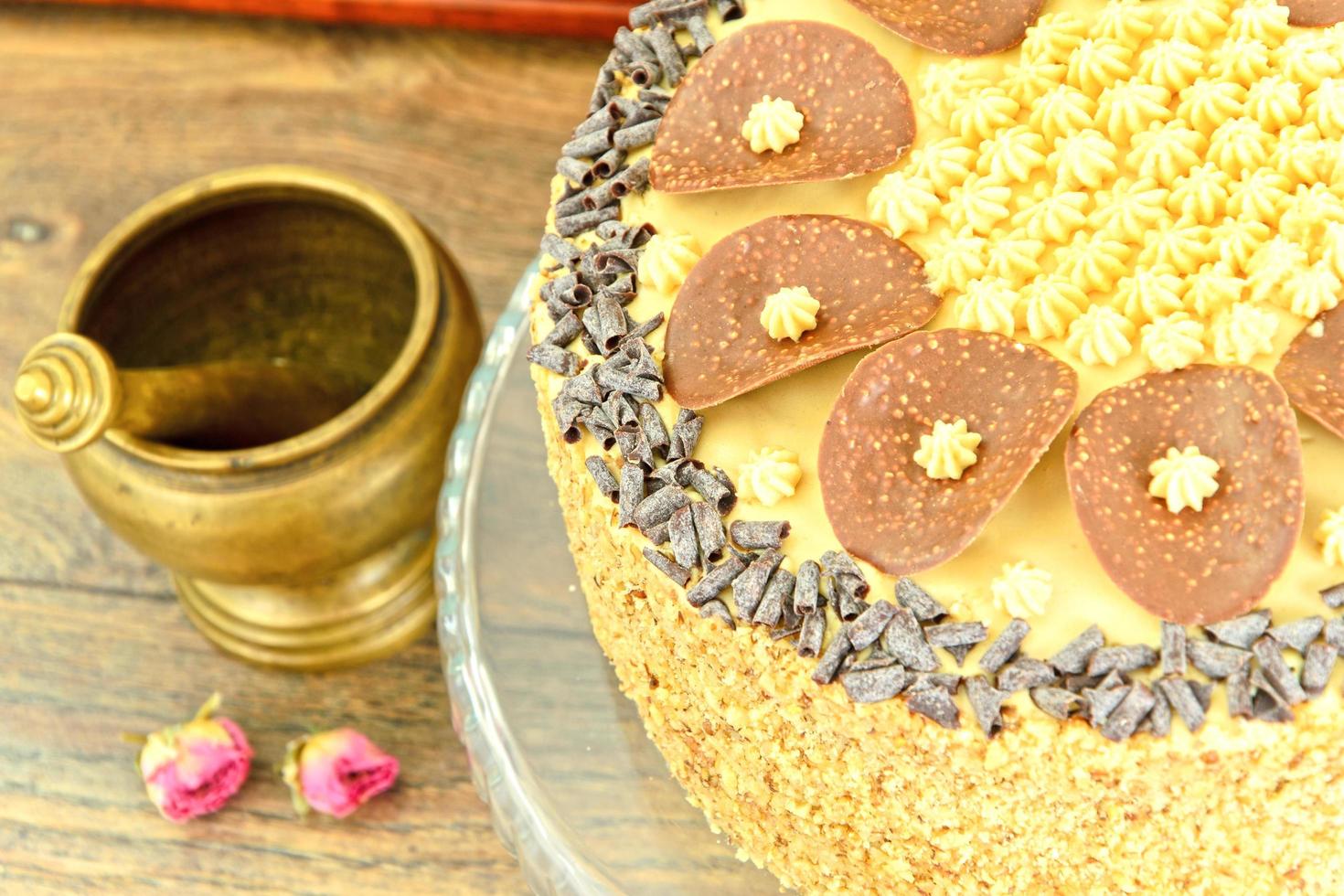 delicioso pastel de miel decorado con chocolate. foto