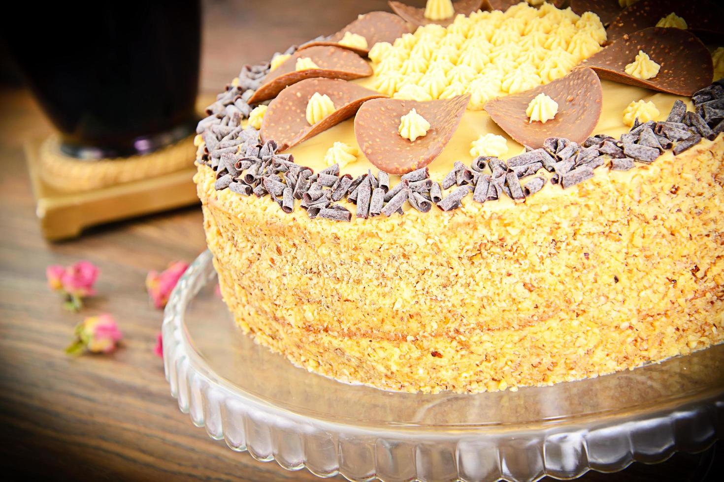 delicioso pastel de miel decorado con chocolate. foto