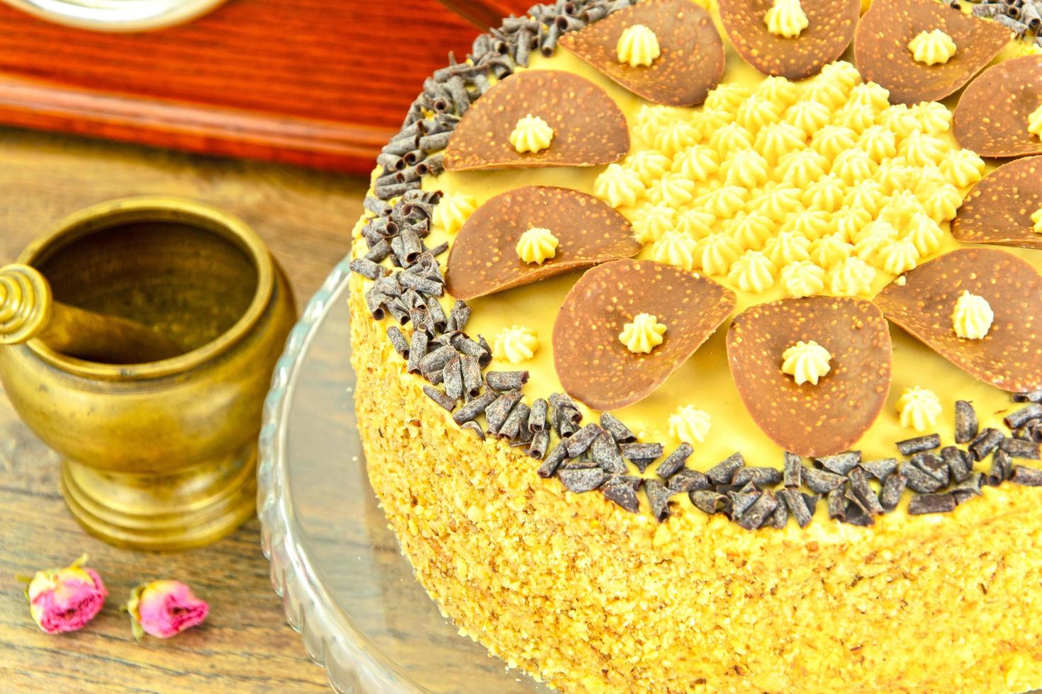 delicioso pastel de miel navideño decorado con chocolate. foto