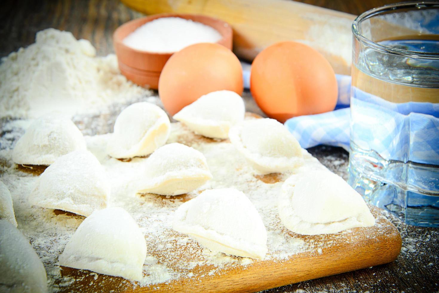 empanadillas caseras crudas, pelmeni ruso foto