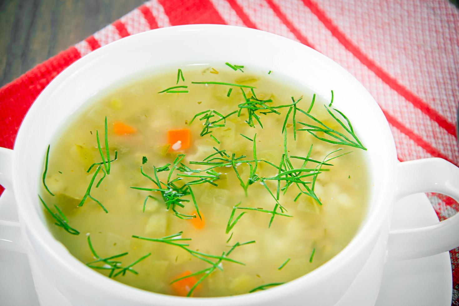 sopa de verduras en un plato blanco foto