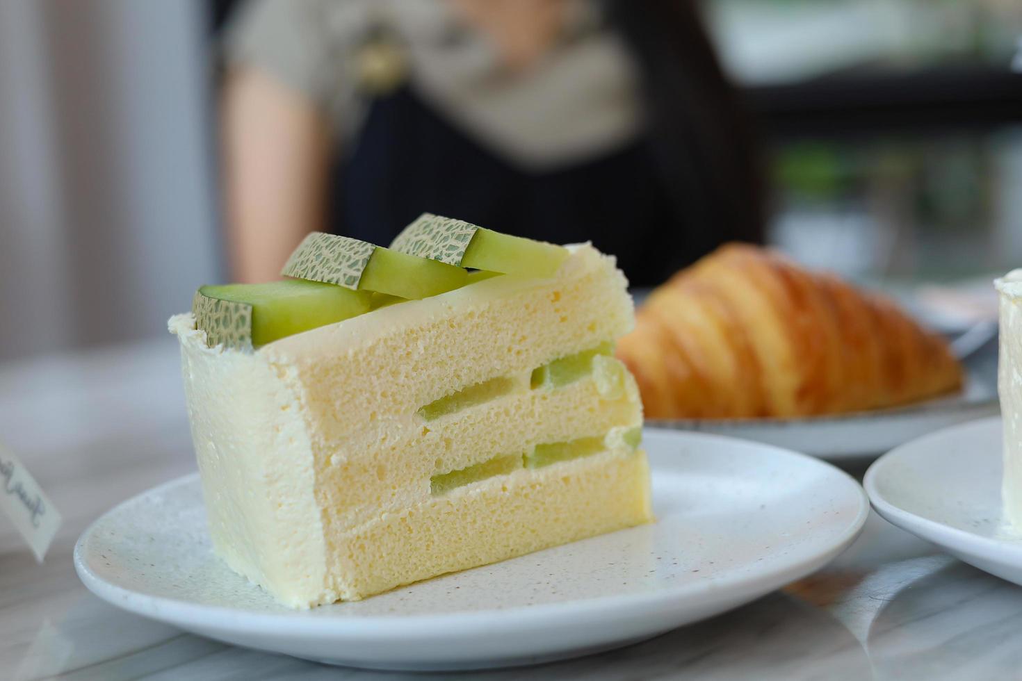 tarta de melón con rodajas de melón decorada en la parte superior foto