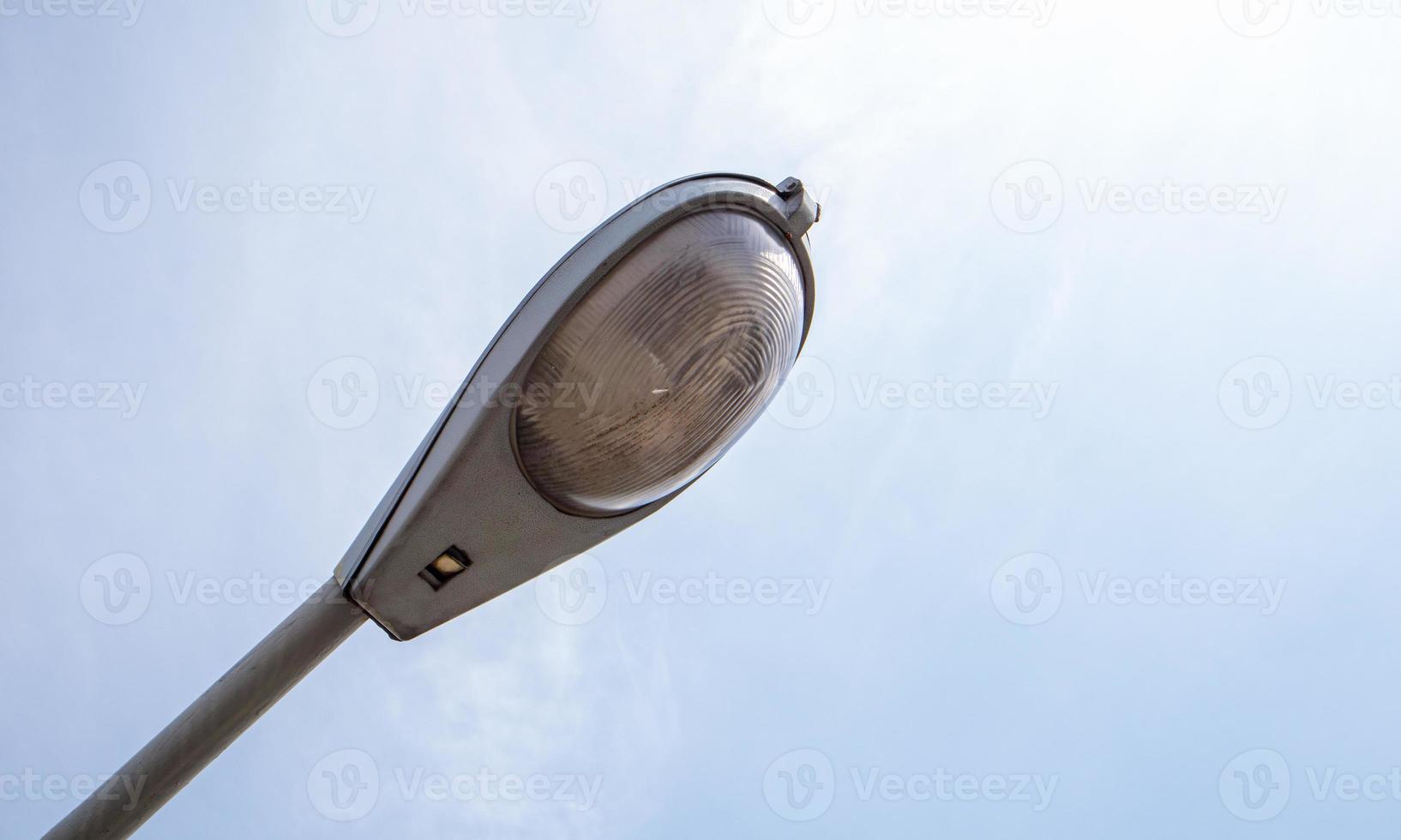 farola de cerca. grandes farolas en un gran intercambio de carreteras. de cerca. farola moderna. Lámpara eléctrica antigua de alumbrado público en el fondo del cielo azul y las nubes durante el día. foto