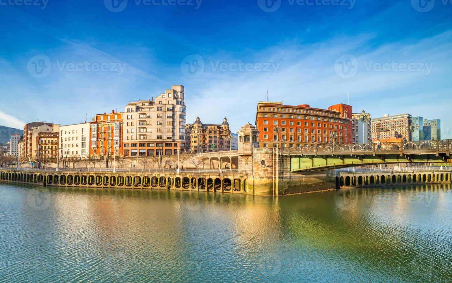 Ciudad de Bilbao reflejada en el agua, País Vasco, España foto