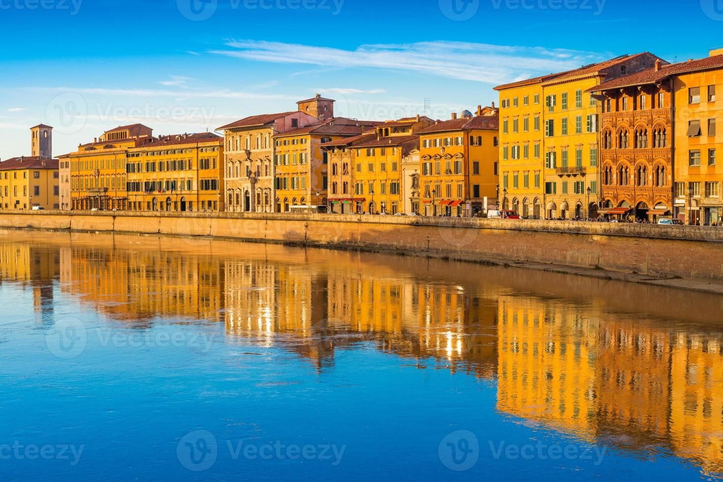 Paisaje urbano de la famosa ciudad italiana de Pisa, Toscana, Italia foto