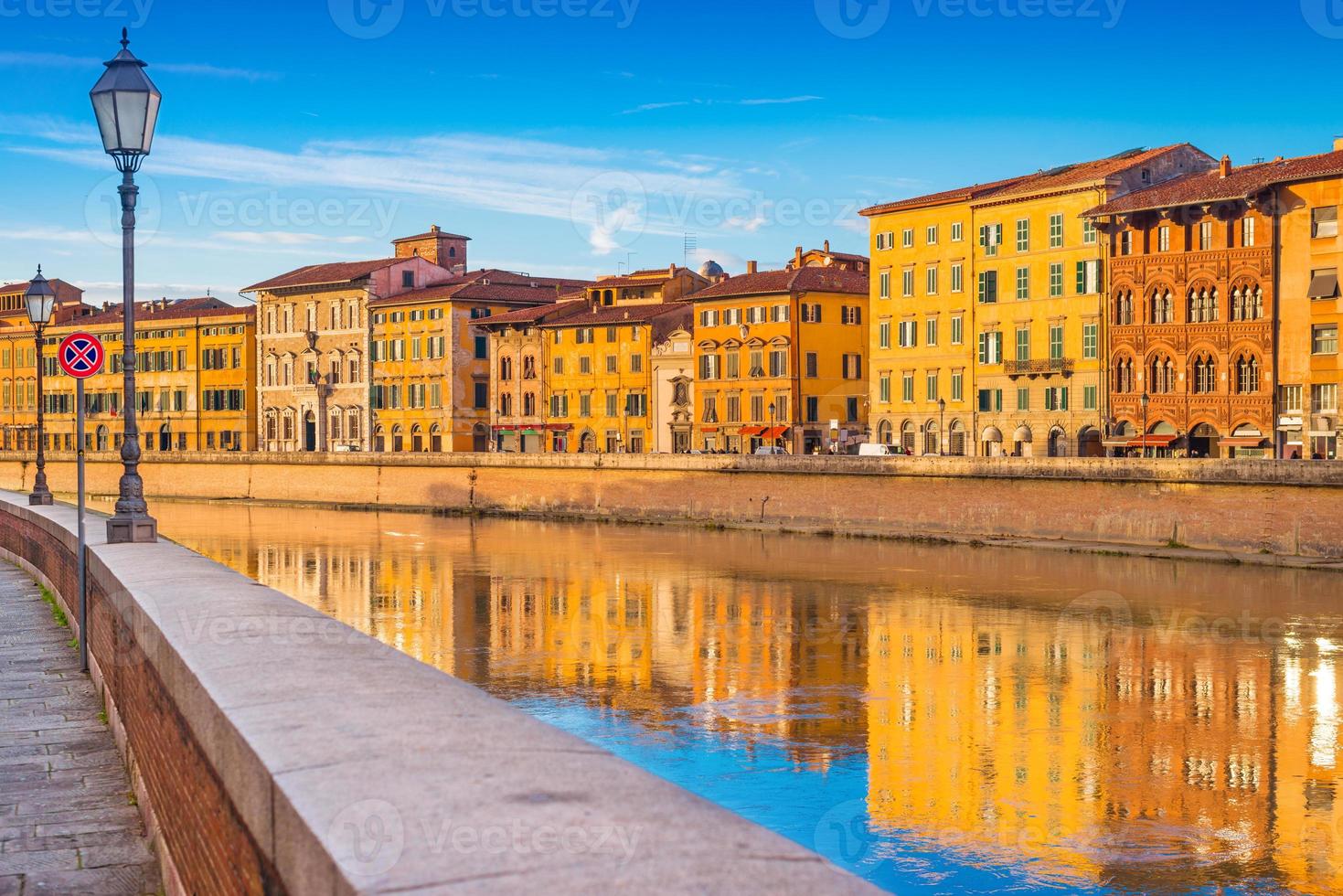 Paisaje nocturno de la famosa ciudad italiana de Pisa, Toscana, Italia foto