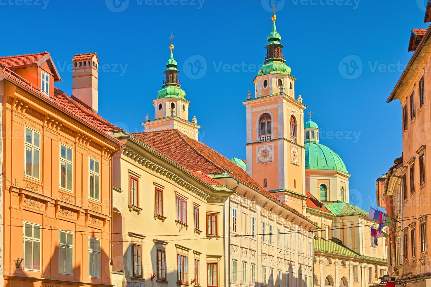 Arquitectura histórica en el casco antiguo de Liubliana, Eslovenia foto