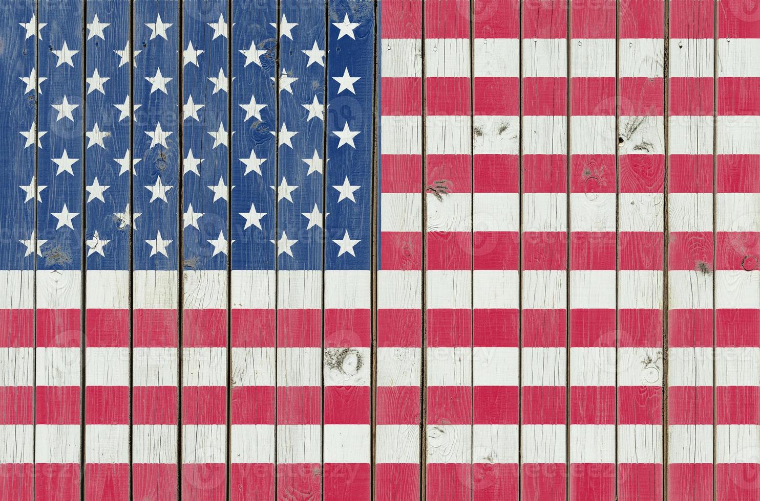 Bandera de Estados Unidos pintada en la valla de madera, fondo americano, textura de la madera desgastada rayada, pintura agrietada foto
