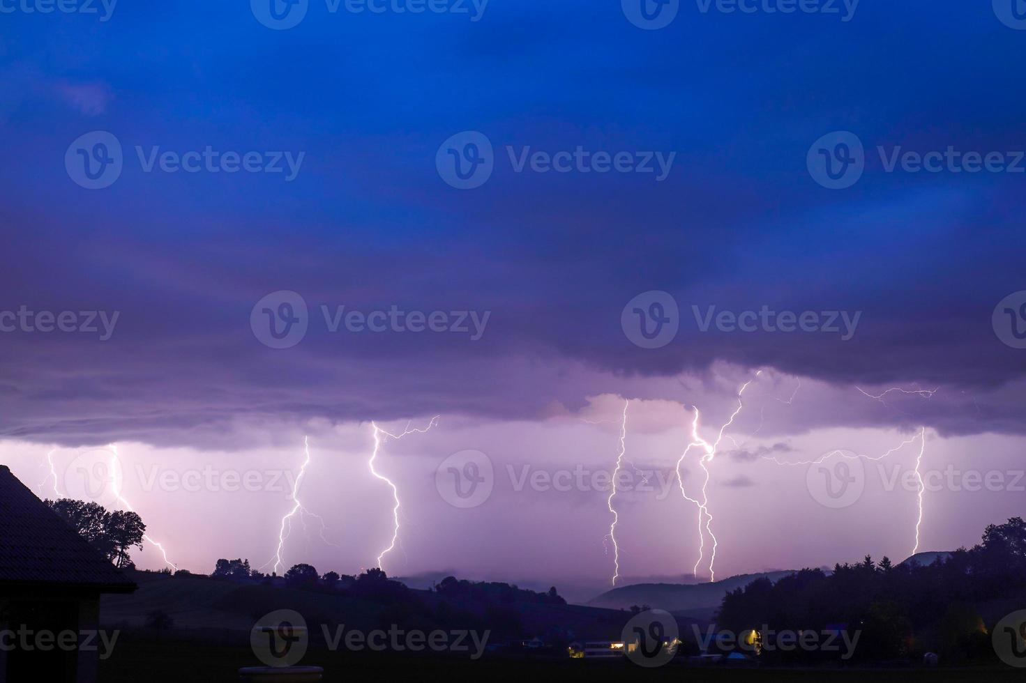 múltiples rayos durante una fuerte tormenta eléctrica foto