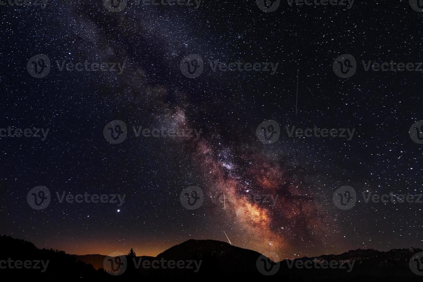 galaxia milkyway en los alpes suizos foto