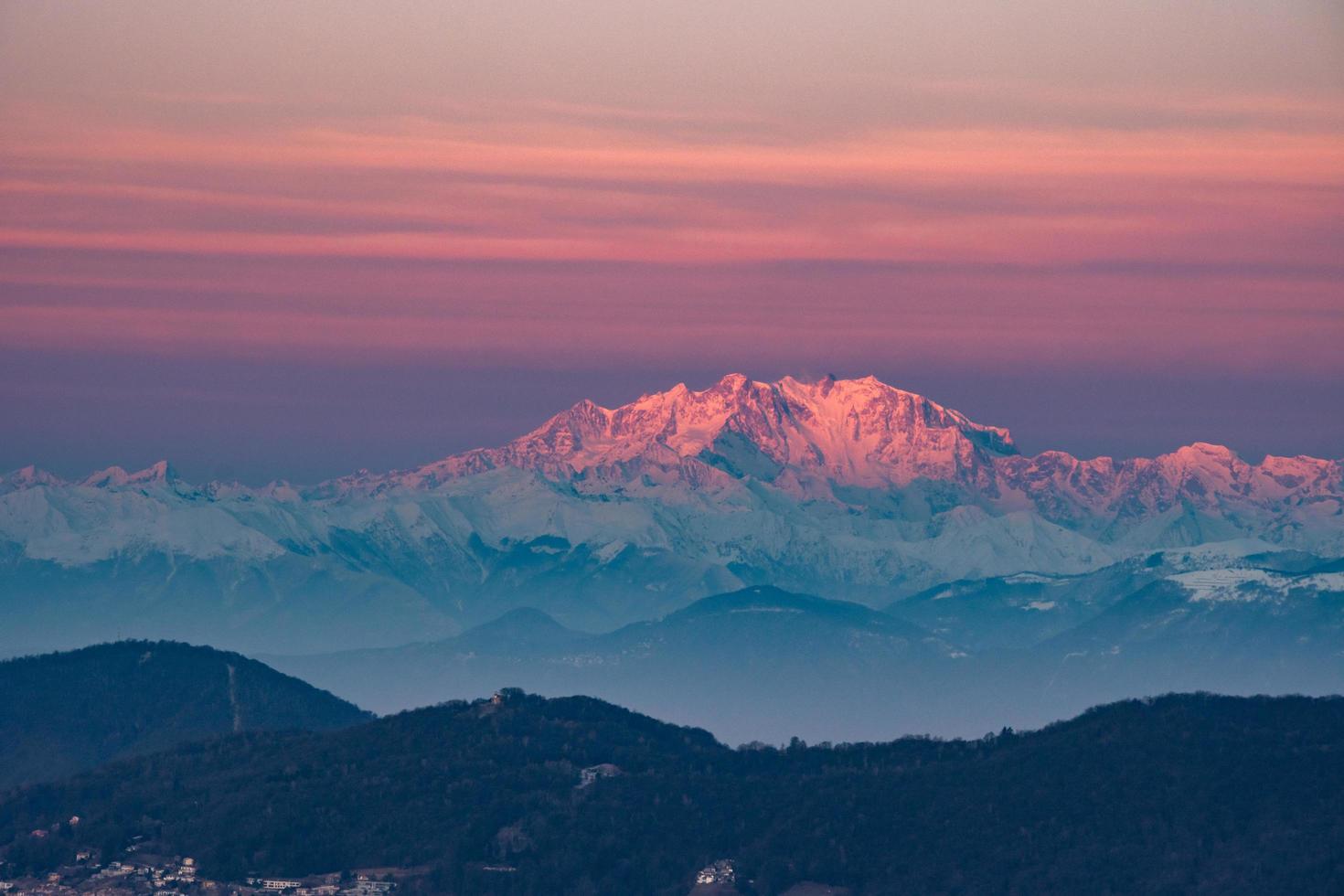 montañas de leventin en la luz del sol de la tarde foto