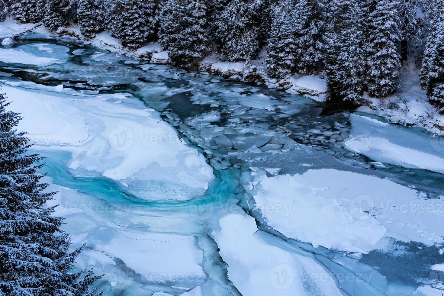 hielo agrietado y frío foto