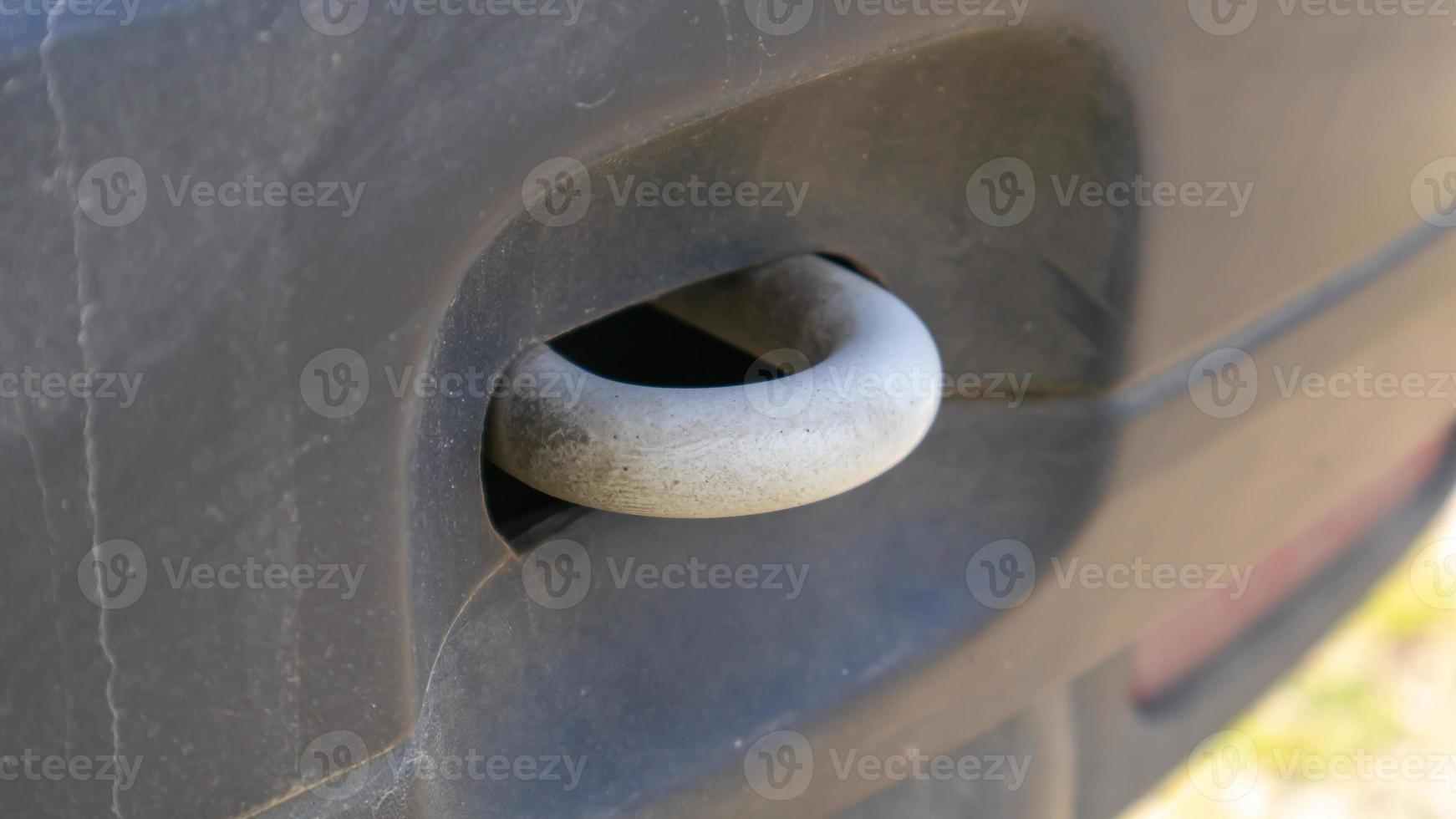 Towbar loop. Attach the vehicle to the front of the vehicle. White