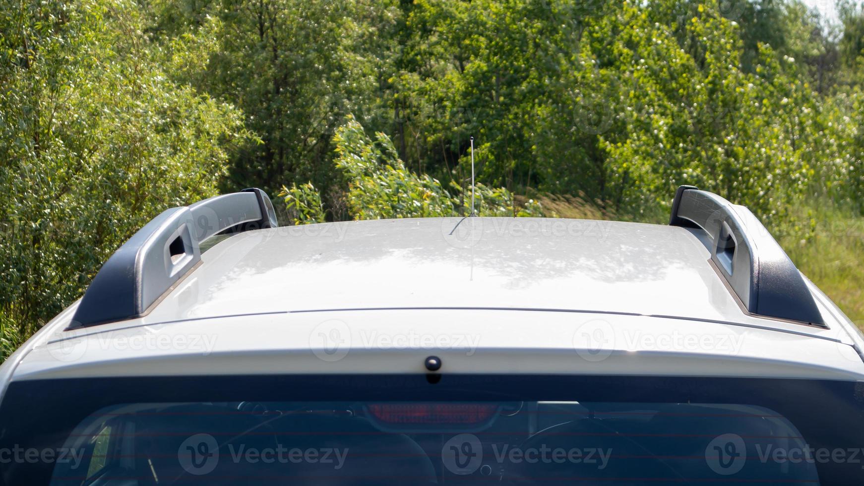 un portaequipajes en el techo de una camioneta para asegurar cargas grandes o una caja de carga. viajando en coche. Pieza instalada en el techo del vehículo. foto