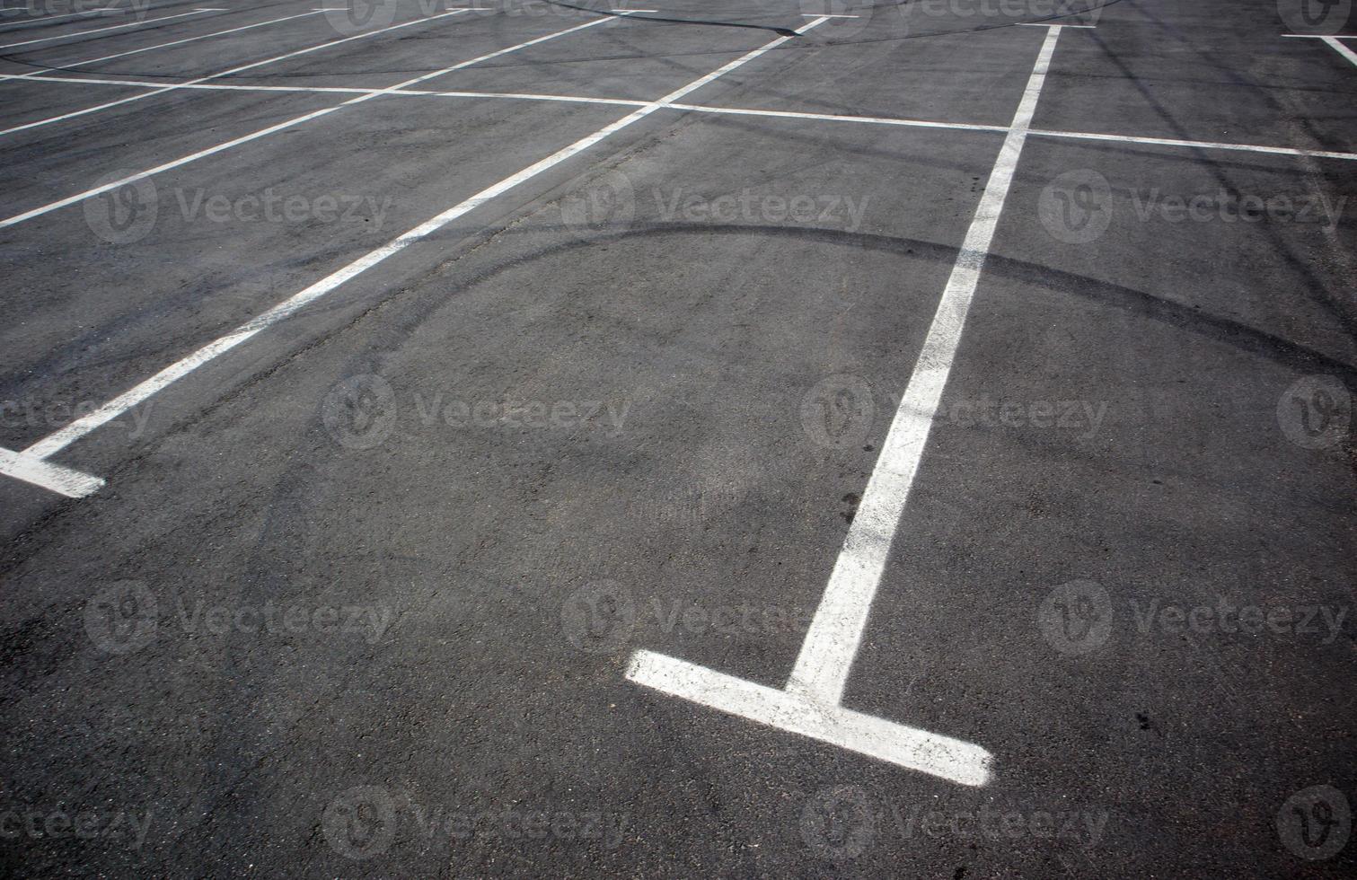 kioscos de estacionamiento en el estacionamiento, marcados con líneas blancas. estacionamiento vacío. Aparcamiento exterior con quiosco de líneas recién pintado. estacionamiento al aire libre en una carretera asfaltada. foto