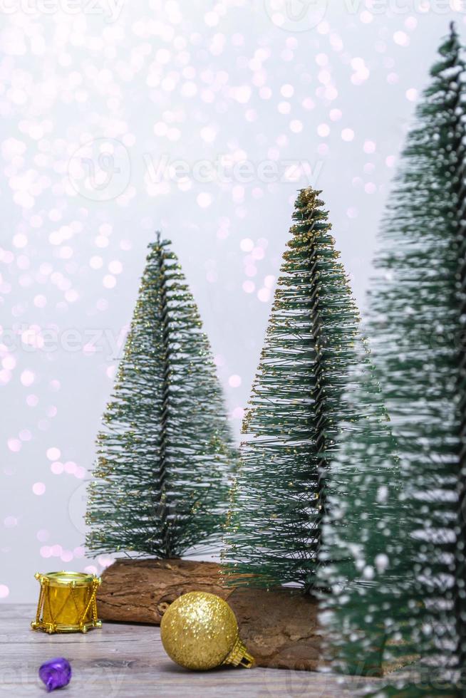 concepto de tarjeta de navidad. árboles de Navidad sobre un fondo de luces borrosas de cerca con espacio de copia. vertical foto