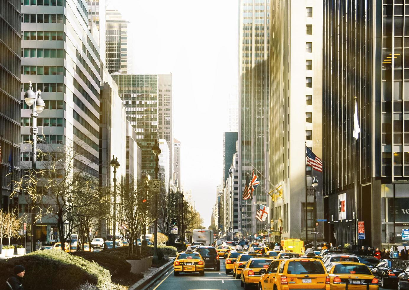 Nueva York, Estados Unidos. Febrero de 2009. Avenue con tráfico de automóviles y taxis en Manhattan foto