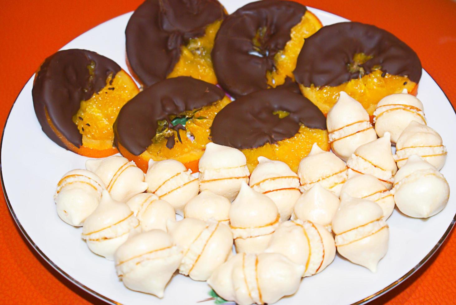 en el plato están. merengue de naranja y chocolate. foto