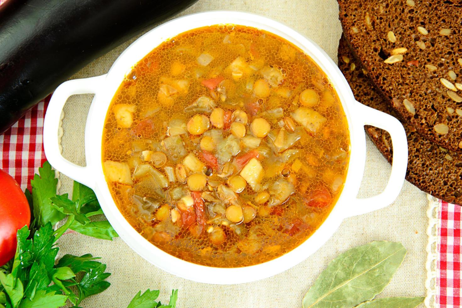 sopa de lentejas con berenjena, tomate y cebolla foto