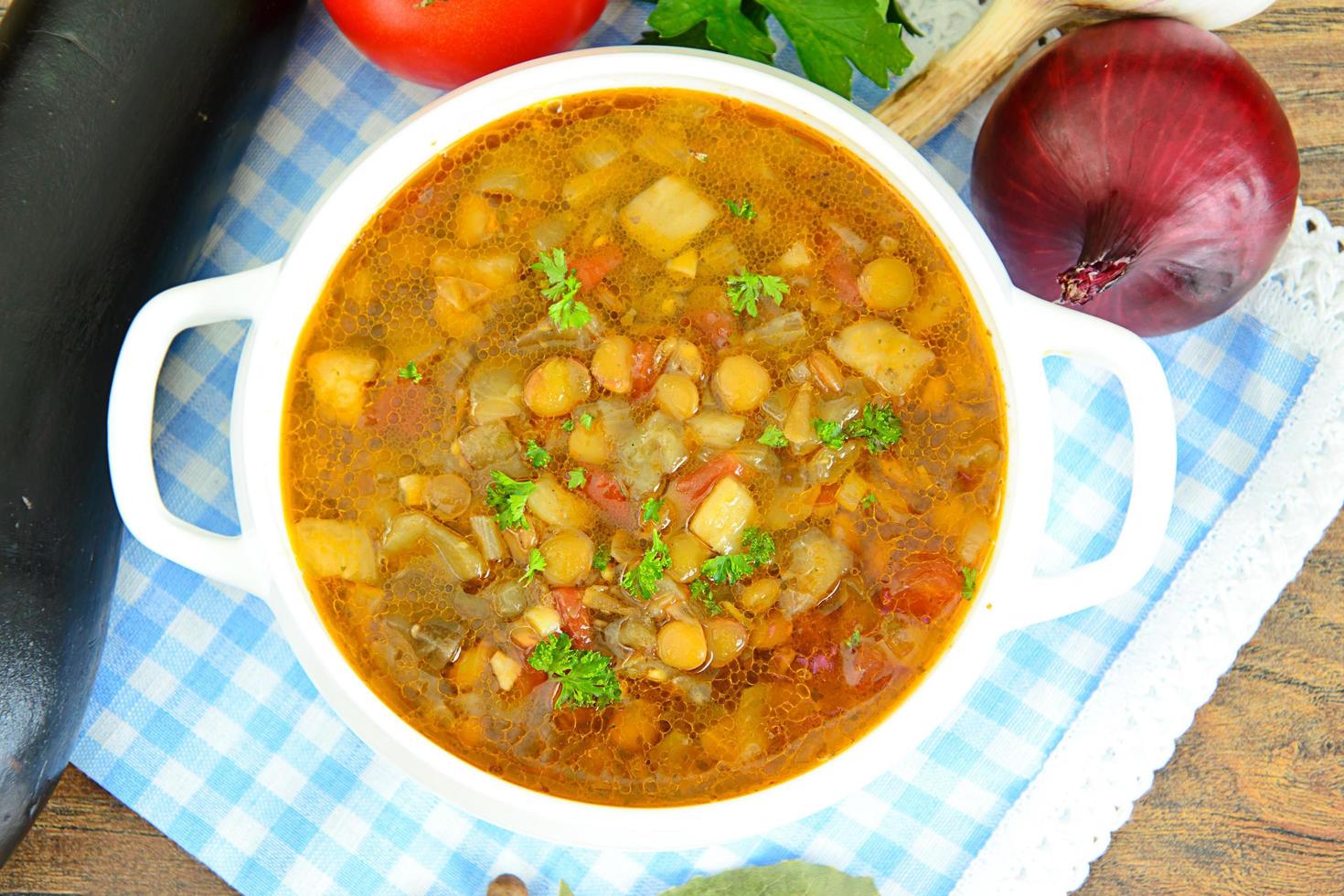 sopa de lentejas con berenjena, tomate y cebolla foto