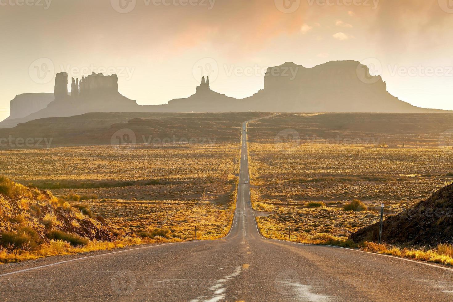 Vista panorámica de la histórica ruta estadounidense 163 que atraviesa la zona de Monument Valley en Utah foto