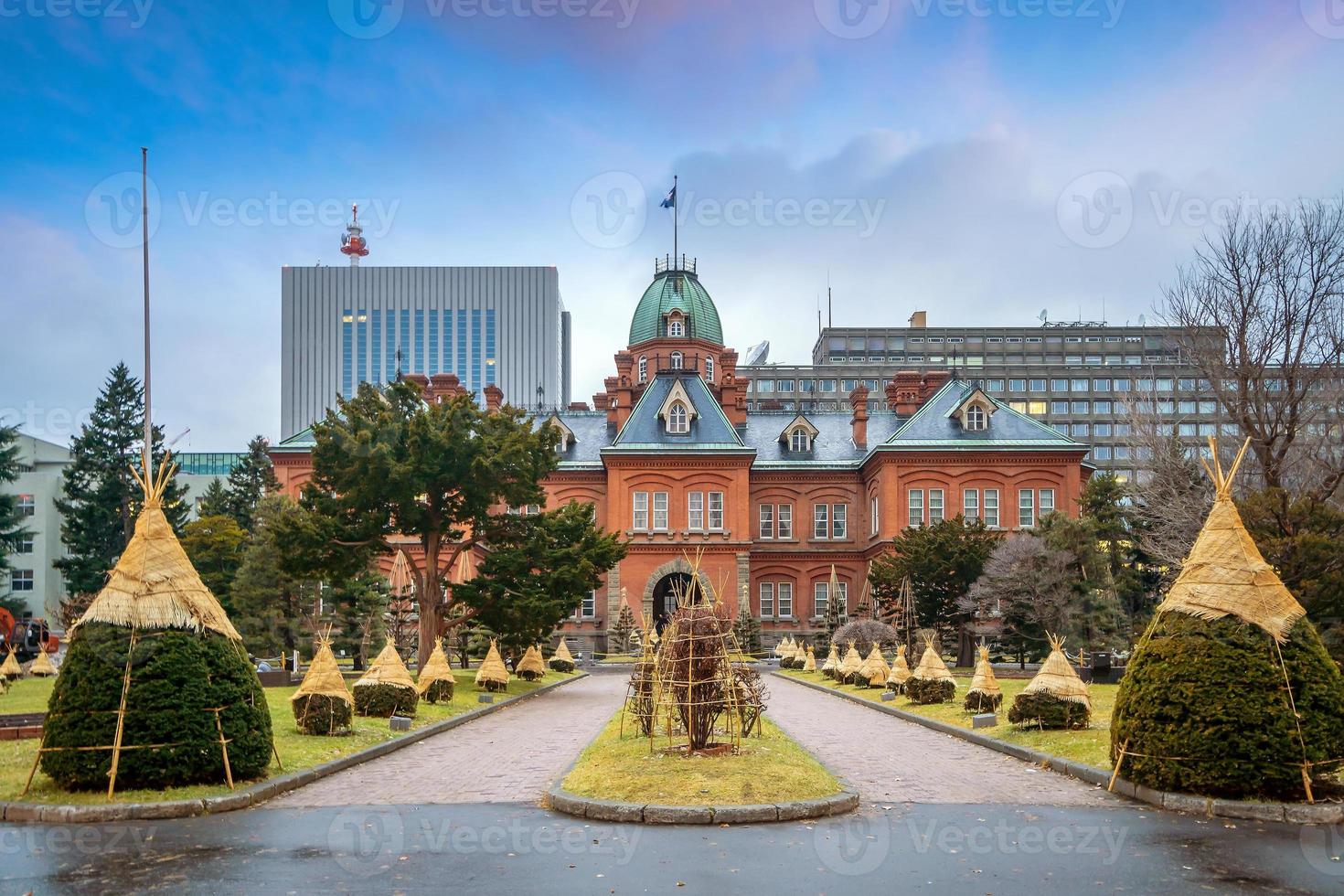 las históricas antiguas oficinas del gobierno de Hokkaido en el crepúsculo foto